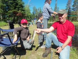jeunes pêcheurs heureux - Journée de pêche